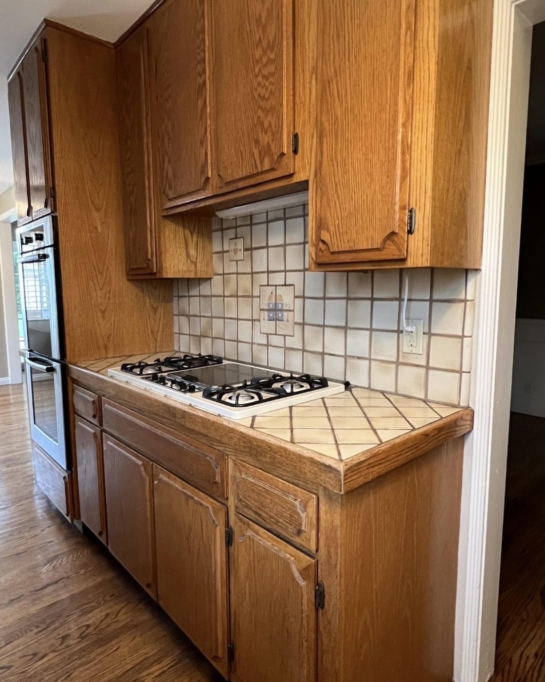 Kitchen before, dated oak wood cabinets